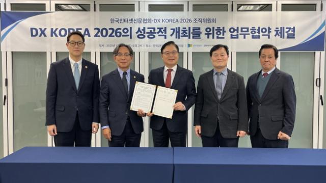 NSP통신-한국인터넷신문협회와 DX 코리아 2026 조직위원회 관계자들이 방위산업 디지털 홍보 협력을 위한 업무협약을 체결하고 기념촬영을 하고 있다. (사진 = 한국인터넷신문협회)