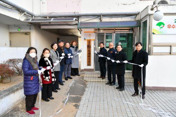 NSP통신-영주시 소방차 활동공간 확보 우수공동주택 인증 현판 제막식 개최, 2025년 우수공동주택으로 동진타워아파트 선정 (사진 = 영주시)