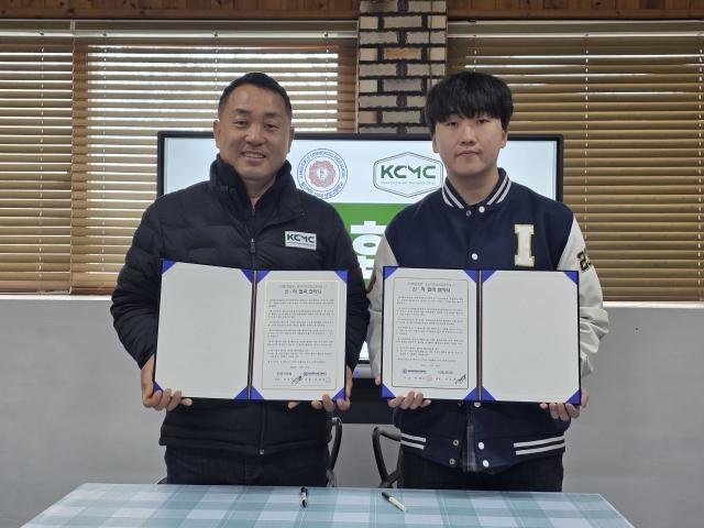 NSP통신-이웅종 KCMC문화원 대표(왼쪽)와 일신여자상업고등학교 스마트펫경영과의 반려동물 전문 인재 양성을 위한 산학협력 업무협약 체결 기념촬영 모습. (사진 = KCMC문화원)