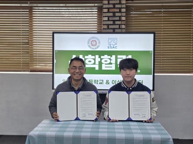NSP통신-이찬종 이삭애견훈련소 소장(왼쪽)과 일신여자상업고등학교 스마트펫경영과의 반려동물 전문 인재 양성을 위한 산학협력 업무협약 체결 기념촬영 모습. (사진 = KCMC문화원)