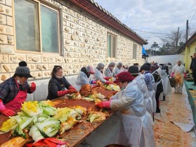 [NSP PHOTO]강진 남미륵사 2만8천포기 김장김치 나눔 눈길