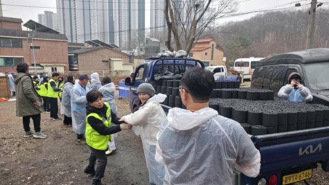 NSP통신-자립지원NGO 서포터즈이룸이 크리스마스를 앞두고 광명시 일대에서 사랑의 연탄나눔 봉사활동을 가졌다. (사진 = 자립지원NGO이룸)