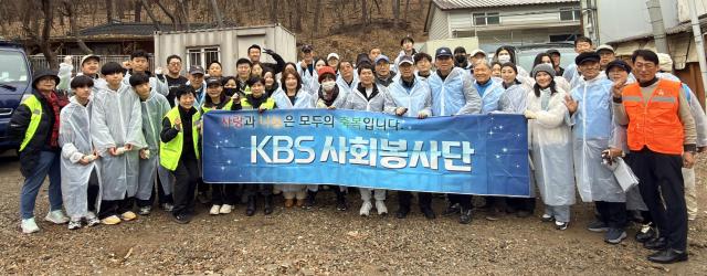 NSP통신-자립지원NGO 서포터즈이룸이 사랑의 연탄나눔 봉사활동을 마치고 기념촬영 하는 모습. (사진 = 자립지원NGO이룸)