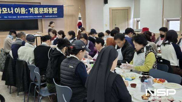 NSP통신-문화체험 행사에 참여한 이탈 주민들이 찹쌀떡 만들기를 하고 있다. (사진 = 서순곤 기자)