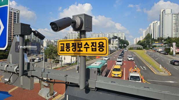 NSP통신-용인특례시 국도 제43호선 상 주요 교차로 8곳에 스마트교차로를 적용했다. 사진은 교차로에 설치한 영상·교통 검지 장비가 교통량, 속도 등을 실시간으로 수집하고 신호를 운영하는 모습. (사진 = 용인특례시)