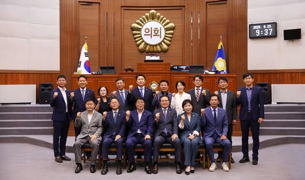 NSP통신-제9대 나주시의회 의원들의 단체사진. (사진 = 나주시의회)