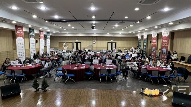 NSP통신-평택시 2025년 주민참여예산 성과보고회 참여자들의 기념촬영 모습. (사진 = 평택시)