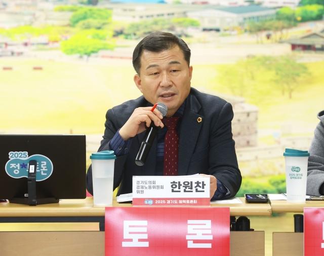 NSP통신-한원찬 경기도의원이 22일 수원특례시 팔달구청 대강당에서 개최된 경기도 전통시장 활성화를 위한 경쟁력 확보 방안 정책 토론회에서 발언하고 있다. (사진 = 경기도의회)