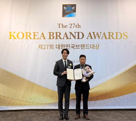 NSP통신-(오른쪽) 김태성 삼진어묵 부사장이 23일 오후 대한민국 브랜드 대상 시상식에 참여해 장관상을 수상하고 있다. (사진 = 삼진어묵 제공)