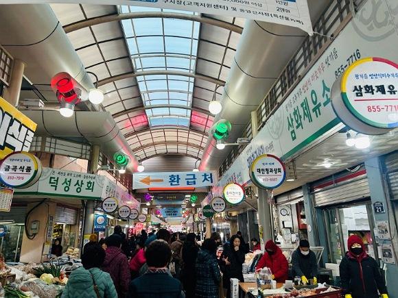 NSP통신-안동시는 지역 수산 가공산업 경쟁력 강화를 위해 안동 간고등어와 안동 문어 생산업체를 대상으로 포장재를 지원하고 수산물 소비 촉진 행사와 전통시장 온누리상품권 환급행사를 지속적으로 운영해 지역 상권 활성화에도 나섰다. (사진 = 안동시)