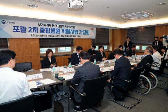 NSP통신-이날 현장에는 권기창 안동시장이 함께해 지역 의료 현실과 국립의과대학 설립 필요성을 설명했다. (사진 = 안동시)