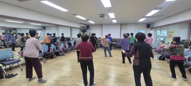 NSP통신-의왕시보건소가 운영한 2025년 관절튼튼! 타이치 운동교실 모습. (사진 = 의왕시)