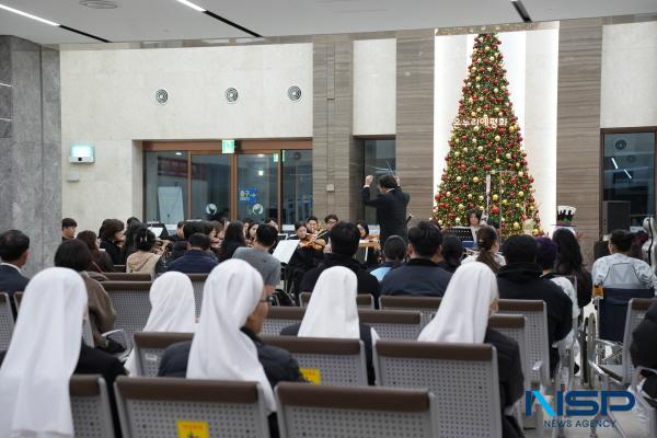 NSP통신-포항성모병원은 지난 18일 병원 1층 로비에서 환우의 쾌유와 평안을 기원하는 연말 성탄 음악회를 개최했다. (사진 = 포항성모병원)