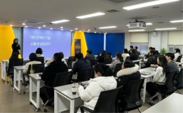 NSP통신-박재영 숙명여대 인적자원개발대학원 겸임교수가 전 직원 대상으로 공직자 역량강화 교육을 하고 있다. (사진 = 안양시)