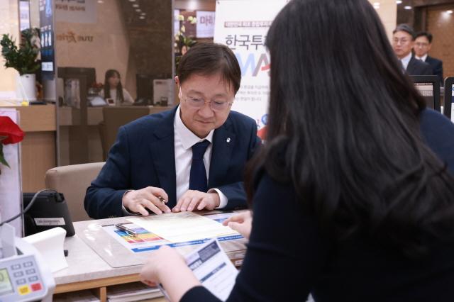 NSP통신-23일 이찬진 금융감독원장이 한국투자증권을 방문해 모험자본공급 활성화를 위해 도입·출시된 IMA에 직접 가입하고 있다. (사진 = 금융감독원)