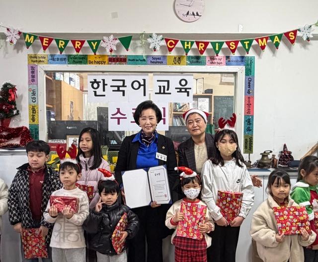 NSP통신-정윤경 경기도의회 부의장이 22일 경기도이주여성상담센터로부터 이주여성의 보호와 권익 증진에 기여한 공로로 감사장을 받고 기념촬영을 하고 있다. (사진 = 경기도의회)