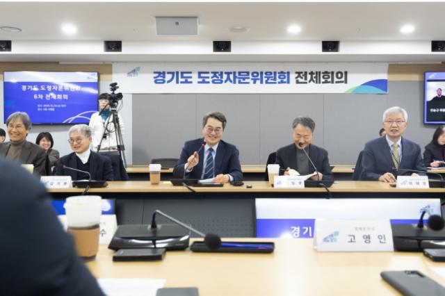 NSP통신-23일 오전 경기도청 서희홀에서 열린 경기도 도정자문회의 6차 전체회의에서 김동연 경기도지사가 인사말을 하고 있다. (사진 = 경기도)