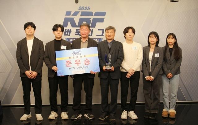 NSP통신-군포시 바둑팀이 KBF 바둑리그 챔피언 결정전에서 최종 준우승을 기록한 가운데 관계자들이 기념촬영을 하고 있다. (사진 = 군포시)