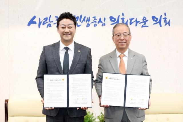 NSP통신-김진경 경기도의회 의장(왼쪽)이 23일 의장 접견실에서 윤재웅 동국대학교 총장과 교육협력 및 학술교류 업무협약 체결 후 협약 기념촬영을 하고 있다. (사진 = 경기도의회)
