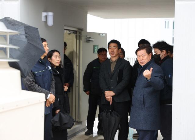 NSP통신-23일 오후 박승원 광명시장이 준공을 앞둔 광명소하신원아침도시를 방문해 입주 예정자 10여 명과 함께 시공 품질을 점검하고 있다. (사진 = 광명시)