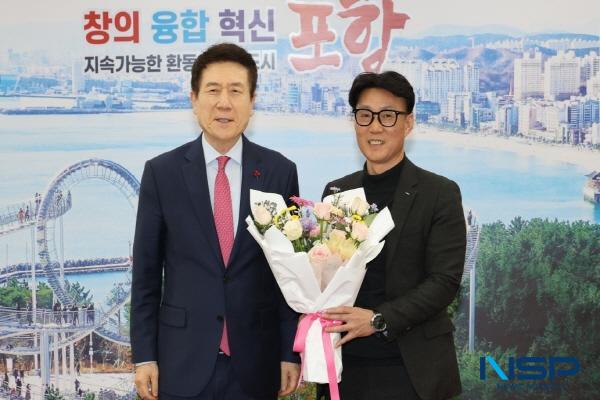 NSP통신-경북포항 이차전지기업협의회 제2대 회장으로 취임하는 노호섭 포스코퓨처엠 에너지소재생산본부장이 23일 포항시청을 방문해 이강덕 포항시장과 환담을 나눴다. (사진 = 포항시)