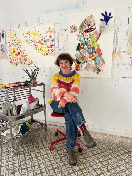 NSP통신-▲화가 에바 알머슨과 그의 작품 (사진 = 두비컴 제공)