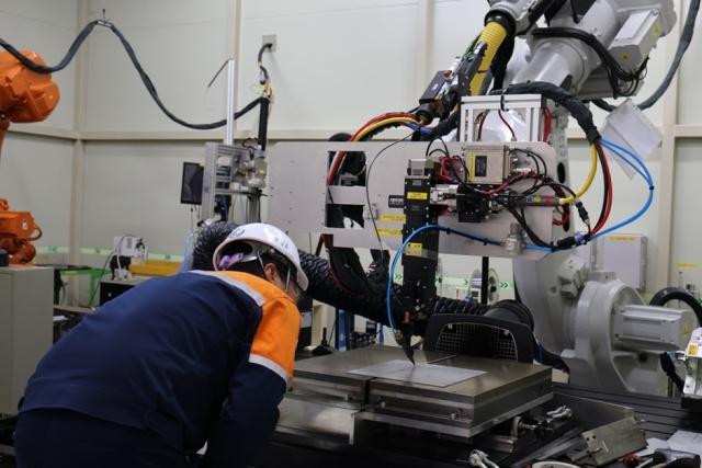 NSP통신-포스코 솔루션연구소 직원이 용접 기술 실험을 진행하고 있다 (사진 = 포스코 제공)