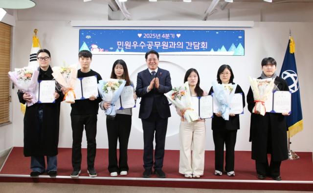 NSP통신-최대호 시장(가운데)이 선정된 4분기 민원 우수공무원들을 축하하며 함께 기념촬영을 하고 있다. (사진 = 안양시)