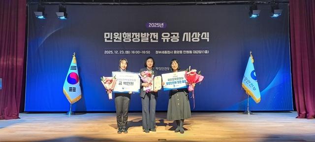 NSP통신-23일 수원시 관계자들이 수상 후 기념촬영을 하는 모습. (사진 = 수원시)