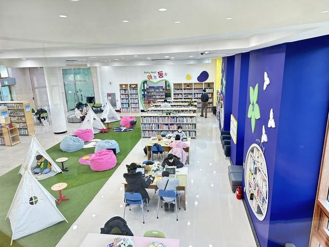 NSP통신-새당장한 수원시 태장마루도서관 모습. (사진 = 수원시)