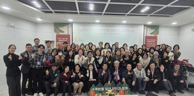 NSP통신-23일 수원수목원 수수랑 자원봉사자의 날 기념행사 참가자들이 기념촬영을 하는 모습. (사진 = 수원시)