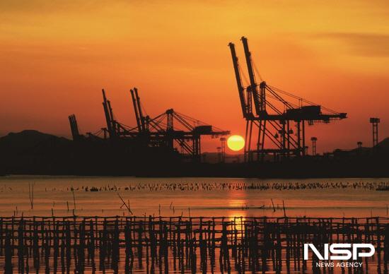 NSP통신-광양항 일출 (사진 = 광양시청)