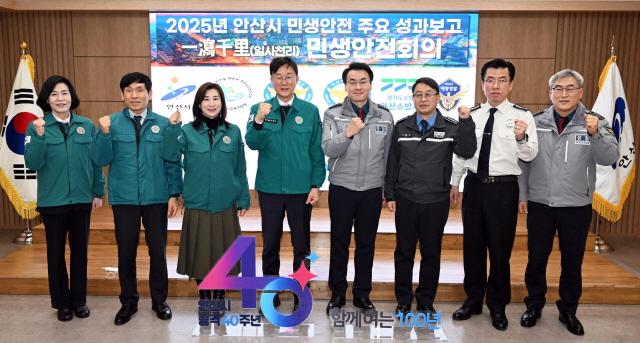 NSP통신-이민근 안산시장(왼쪽 네번째)과 일사천리 민생안전회의 참석자들이 회의를 마치고 기념촬영을 하고 있다. (사진 = 안산시)