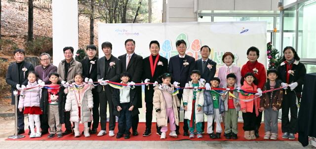 NSP통신-23일 열린 상록어린이도서관 별동 개관식에서 이민근 안산시장(오른쪽 다섯번째)과 참석자들이 테이프 컷팅식에 참여하고 있다. (사진 = 안산시)
