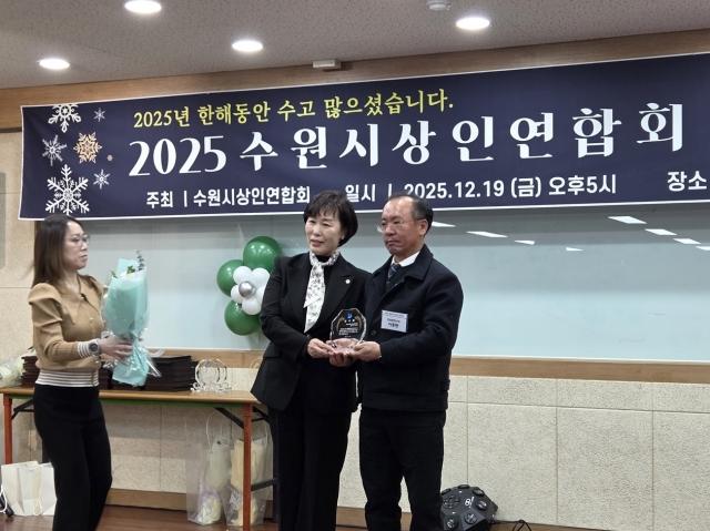 NSP통신-이채영 경기도의원(왼쪽)이 지역경제 발전 기여 공로로 경기도상인연합회로부터 감사패를 수여받았다. 사진은 기념촬영 모습. (사진 = 경기도의회)