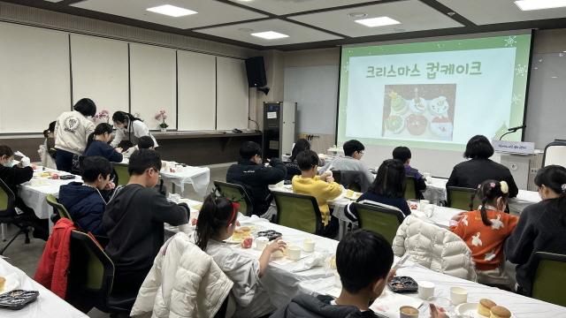 NSP통신-23일 평생학습원에서 크리스마스 컵케이크 만들기 원데이 클래스 프로그램이 진행되고 있다. (사진 = 광명시)