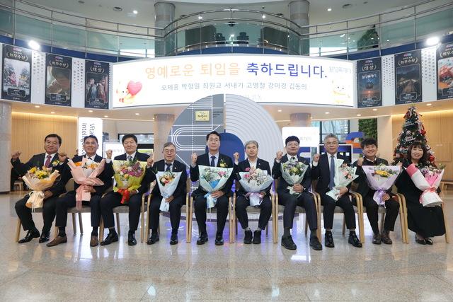 NSP통신-23일 정명근 화성시장(왼쪽 다섯번째)과 퇴임 공직자들이 기념촬영을 하고 있다. (사진 = 화성시)