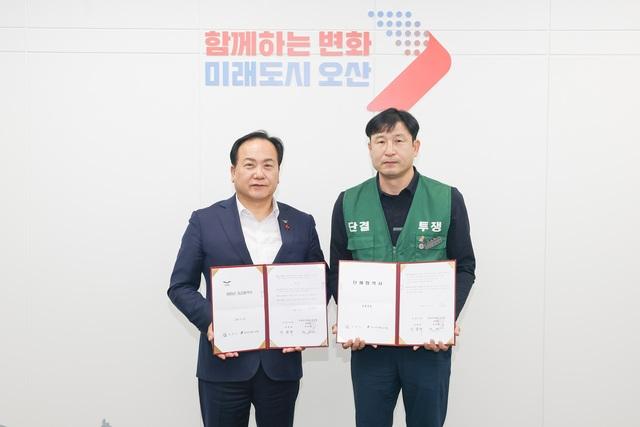NSP통신-22일 이권재 오산시장(왼쪽)과 전국민주연합노동조합 오산지부 관계자가 협약 체결 후 기념촬영을 하고 있다. (사진 = 오산시)