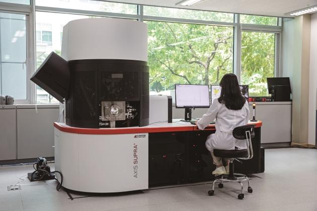 NSP통신-반도체 연구장비 고성능 X-선 광전자 분광분석기(XPS). (사진 = 용인특례시)