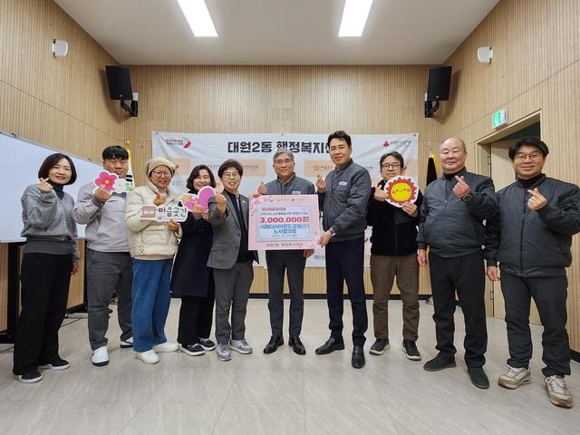 NSP통신-23일 이화다이아몬드공업와 노사협의회와 관계자들이 성금 기탁식에서 기념촬영을 하는 모습. (사진 = 오산시)