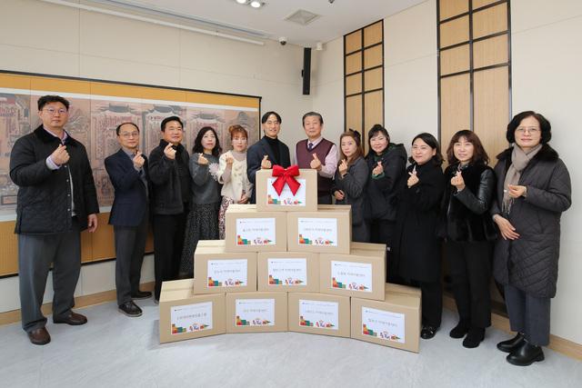 NSP통신-24일 오영균 수원문화재단 대표(왼쪽 여섯번째)과 관계자들이 선물 기탁식에서 기념촬영을 하고 있다. (사진 = 수원문화재단)