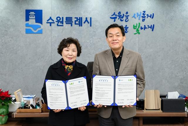 NSP통신-24일 이재준 수원시장(오른쪽)과 이종선 새마을문고 수원시지부 회장이 협약 후 기념촬영을 하고 있다. (사진 = 수원시)