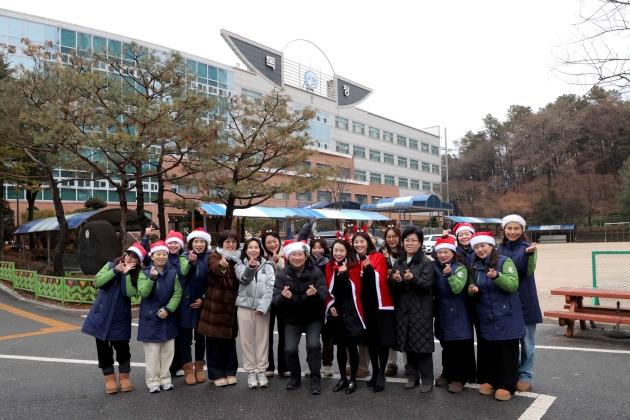 NSP통신-이상일 용인특례시장이 24일 기흥구에 있는 독정초등학교에서 교통지도봉사를 마친 뒤 녹색어머니회 등 관계자들과 기념사진 촬영을 하고 있다. (사진 = 용인특례시)