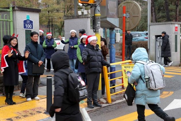 NSP통신-이상일 용인특례시장이 24일 기흥구에 있는 독정초등학교에서 교통지도봉사를 하고 있다. (사진 = 용인특례시)