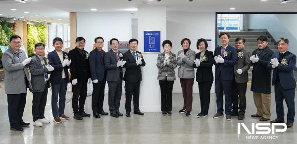 NSP통신-여수시가 국토교통부 주관 2025년 스마트도시 인증에 선정돼 동판 제막식을 개최했다. (사진 = 여수시)