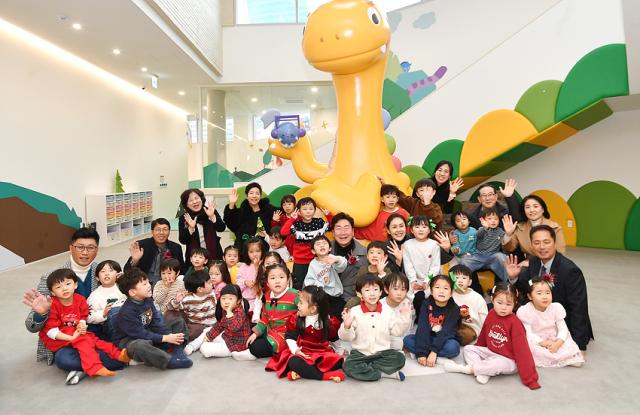 NSP통신-개관한 원주시 어린이 상상놀이터 놀비숲에서 원강수 시장이 원아들과 함께 기념촬영을 하고 있다. (사진 = 원주시)