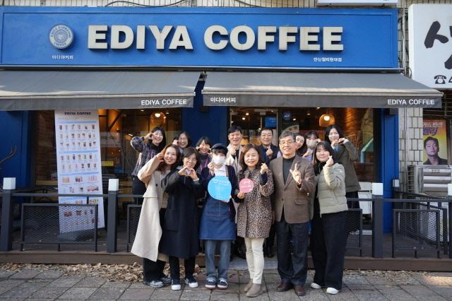 NSP통신-24일 안산 이디야커피 안산월피현대점에서 열린 장애인 권익 옹호업소 오소가게 현판식에서 참석자들이 기념촬영을 하고 있다. (사진 = 안산)
