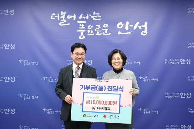 NSP통신-그린씨알피가 안성시에 기부금 1천만원을 전달한 가운데 김보라 안성시장(오른쪽)과 그린씨알피 관계자가 기념촬영을 하고 있다. (사진 = 안성시)