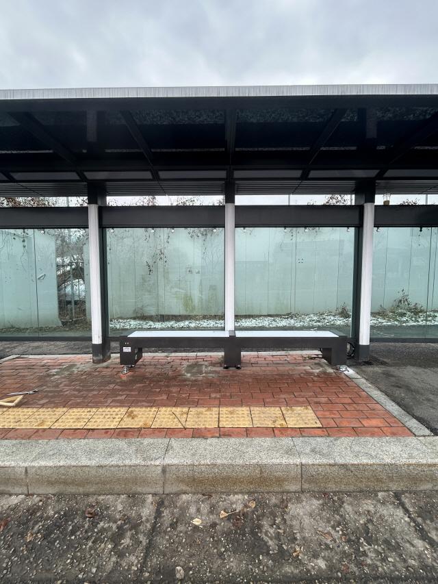 NSP통신-용인특례시 처인구가 지역 내 10곳의 버스정류장에 설치한 온열의자. (사진 = 용인특례시)