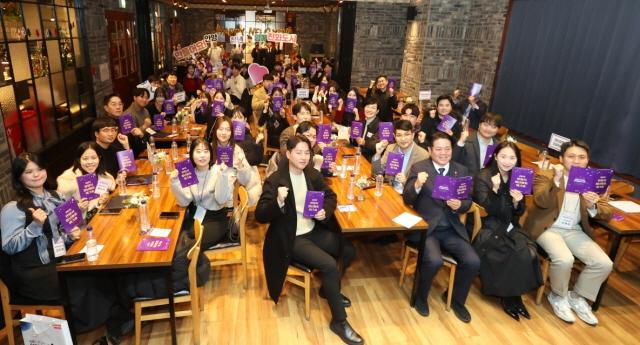 NSP통신-최대호 시장이 23일 개최된 안양시 청년활동 워크숍에 참석한 청년 활동가들과 기념촬영을 하고 있다. (사진 = 안양시)